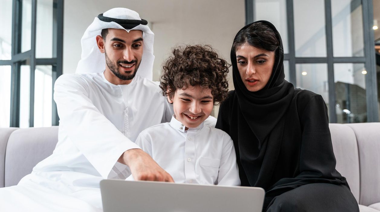 نحن نقدم منصة تعليمية لمساعدة الناس على التعلم عبر الإنترنت.